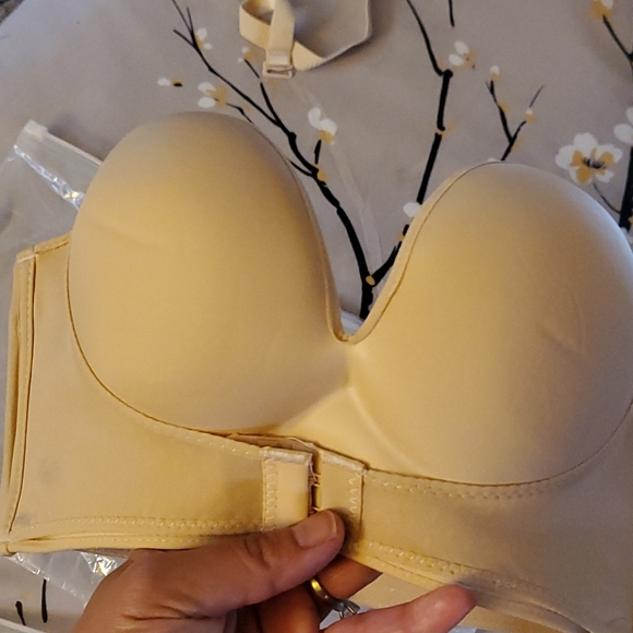 Strapless never worn, wireless, front closure bras - Picture 3 of 4